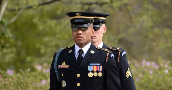 Arlington Cemetery service members stand guard Pavel Gardavsky fPPMKqLP-tI Unsplash